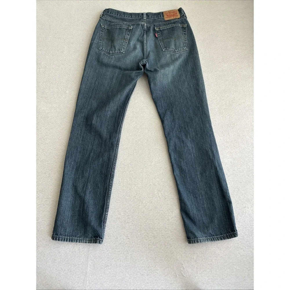 Levis features style